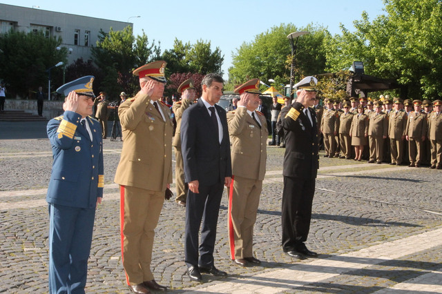 Festivitatea depunerii de coroane de flori la Monumentul Eroilor Cazuți in Teatrele de Operații cu ocazia Zilei Forțelor Terestre

Foto: Eugen Mihai
