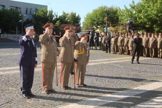 Festivitatea depunerii de coroane de flori la Monumentul Eroilor Cazuți in Teatrele de Operații cu ocazia Zilei Forțelor Terestre

Foto: Eugen Mihai
