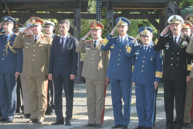 Festivitatea depunerii de coroane de flori la Monumentul Eroilor Cazuți in Teatrele de Operații cu ocazia Zilei Forțelor Terestre

Foto: Eugen Mihai
