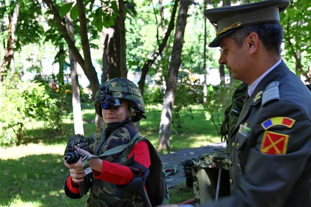 Armata – o scoala altfel” la Statul Major al Fortelor Terestre
Vineri, 22 aprilie, in cadrul programului „Armata – o scoala altfel”, la sediul SMFT, a fost prezentata o expozitie de echipamente, armament si tehnica militara folosite atat in cadrul activitatilor curente de instruire, cat si in misiunile din teatrele de operatii, exercitii demonstrative de interventie a specialistilor EOD, de supravietuire si de cercetare.

Foto: Nicusor Comanescu
