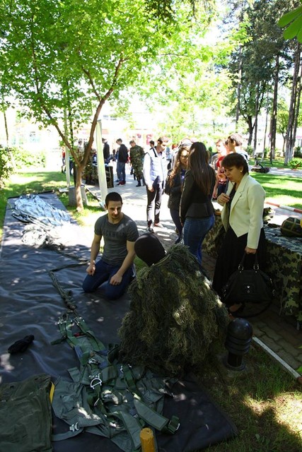 Armata – o scoala altfel” la Statul Major al Fortelor Terestre
Vineri, 22 aprilie, in cadrul programului „Armata – o scoala altfel”, la sediul SMFT, a fost prezentata o expozitie de echipamente, armament si tehnica militara folosite atat in cadrul activitatilor curente de instruire, cat si in misiunile din teatrele de operatii, exercitii demonstrative de interventie a specialistilor EOD, de supravietuire si de cercetare.

Foto: Nicusor Comanescu
