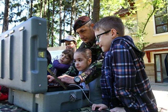 Armata – o scoala altfel” la Statul Major al Fortelor Terestre
Vineri, 22 aprilie, in cadrul programului „Armata – o scoala altfel”, la sediul SMFT, a fost prezentata o expozitie de echipamente, armament si tehnica militara folosite atat in cadrul activitatilor curente de instruire, cat si in misiunile din teatrele de operatii, exercitii demonstrative de interventie a specialistilor EOD, de supravietuire si de cercetare.

Foto: Nicusor Comanescu

