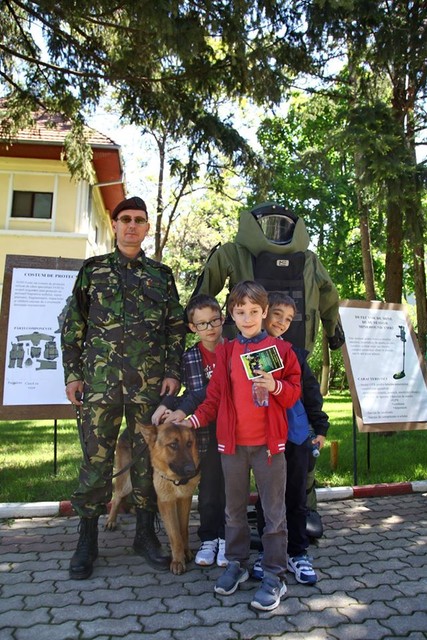 Armata – o scoala altfel” la Statul Major al Fortelor Terestre
Vineri, 22 aprilie, in cadrul programului „Armata – o scoala altfel”, la sediul SMFT, a fost prezentata o expozitie de echipamente, armament si tehnica militara folosite atat in cadrul activitatilor curente de instruire, cat si in misiunile din teatrele de operatii, exercitii demonstrative de interventie a specialistilor EOD, de supravietuire si de cercetare.

Foto: Nicusor Comanescu
