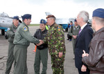 Generalul Ciuca il felicita pe unul din piloții aeronavelor F-22 