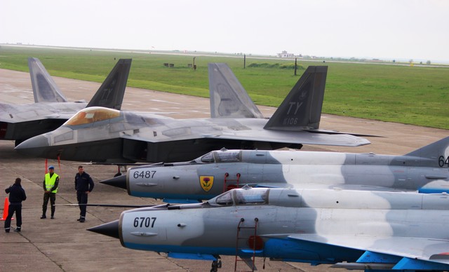 Aeronave F-22 „Raptor” la Mihail Kogalniceanu

Foto: Samir Șeicamet
