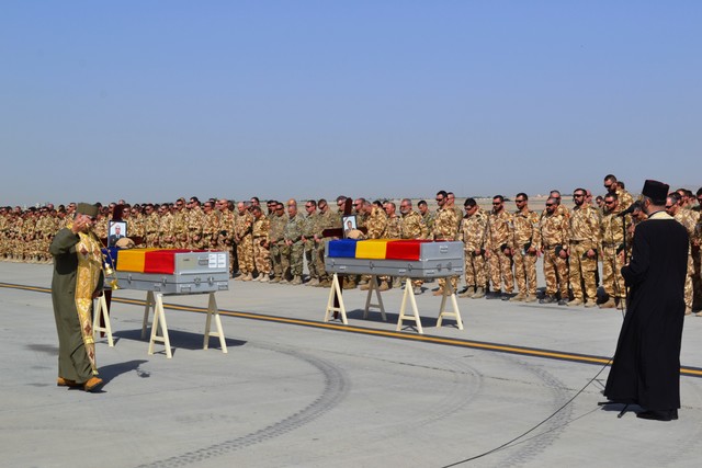 Ceremonie militara si religioasa de comemorare pentru cei doi eroi, in Afganistan 

Foto Iulian Cadulencu
