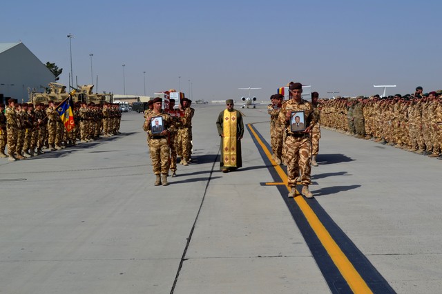 Ceremonie militara si religioasa de comemorare pentru cei doi eroi, in Afganistan 

Foto Iulian Cadulencu
