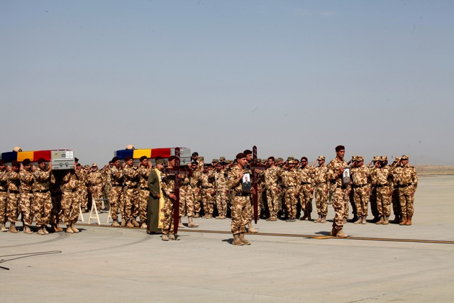 Ceremonie militara si religioasa de comemorare pentru cei doi eroi, in Afganistan 

Foto Iulian Cadulencu
