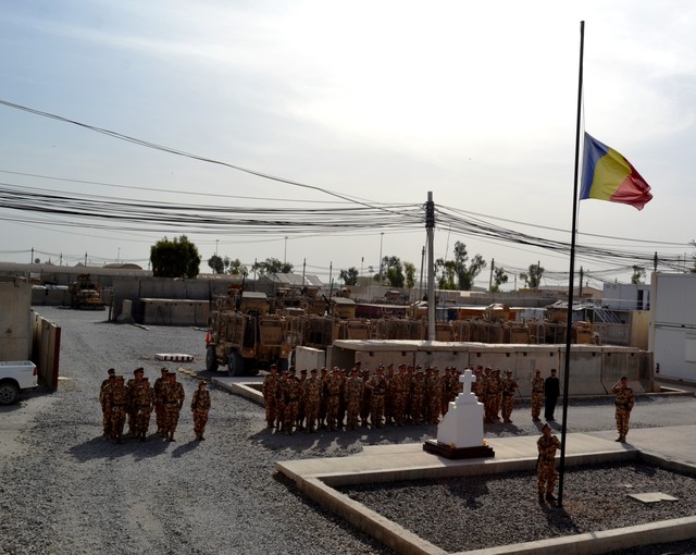 In Afganistan, drapelul tricolor a fost coborat in berna 

Foto Iulian Cadulencu
