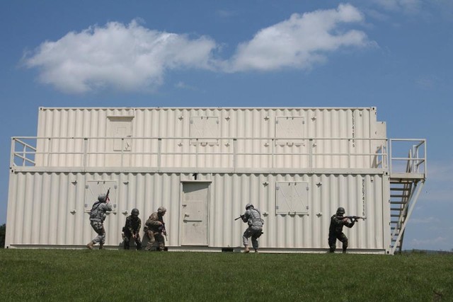 Militari romani și americani prezentand o secvența de instruire in cadrul exercițiului RESOLUTE CASTLE 16 

foto: Eugen Mihai