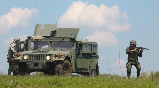 Militari romani și americani prezentand o secvența de instruire in cadrul exercițiului RESOLUTE CASTLE 16 

foto: Eugen Mihai