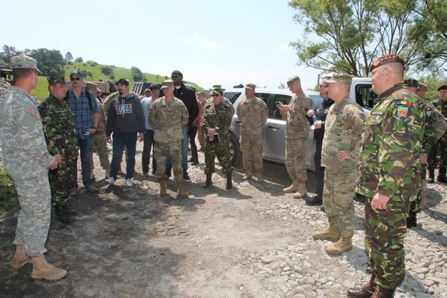 Generalul Nicolae Ciuca și generalul Frank J. Grass la CILFT Cincu, discutand cu militarii prezenți la exercițiul RESOLUTE CASTLE 16

foto: Eugen Mihai
