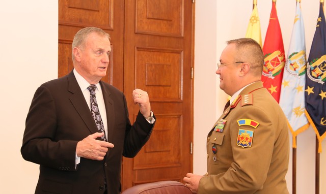 Intalnirea sefului Statului Major General, generalul Nicolae Ciuca, cu generalul (r.) James L. Jones

foto: Petrica Mihalache