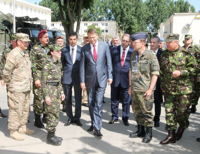 Aspect de la vizita Președintelui Romaniei, Klaus Iohannis la Exercitiul ,,Steadfast Cobalt 2016” - foto Eugen Mihai