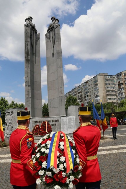 Ziua Eroilor la Monumentul Eroilor cazuti in misiune in teatre de operatii si pe teritoriul Romaniei - Parcul Tineretului

Foto: Petrica Mihalache
