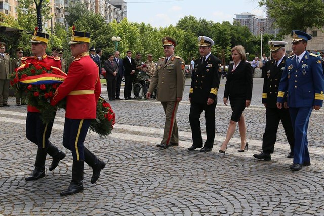 Ziua Eroilor la Monumentul Eroilor cazuti in misiune in teatre de operatii si pe teritoriul Romaniei - Parcul Tineretului

Foto: Petrica Mihalache
