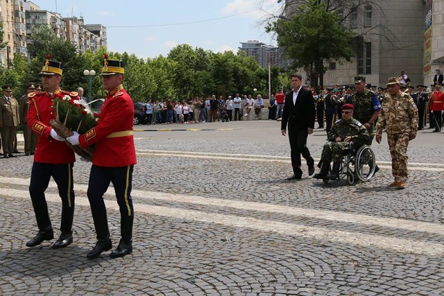 Ziua Eroilor la Monumentul Eroilor cazuti in misiune in teatre de operatii si pe teritoriul Romaniei - Parcul Tineretului

Foto: Petrica Mihalache
