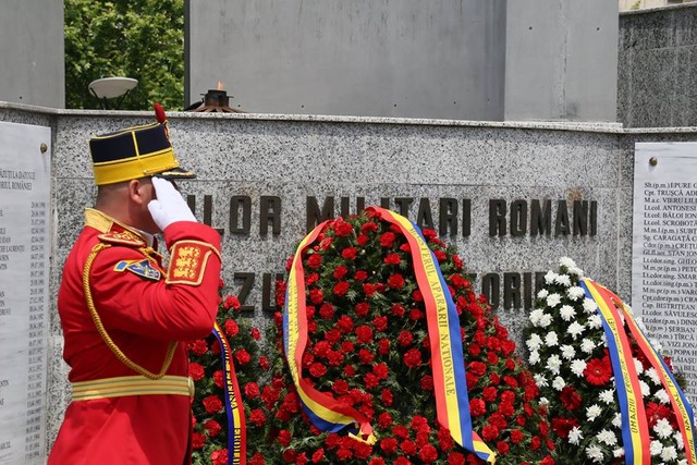 Ziua Eroilor la Monumentul Eroilor cazuti in misiune in teatre de operatii si pe teritoriul Romaniei - Parcul Tineretului

Foto: Petrica Mihalache
