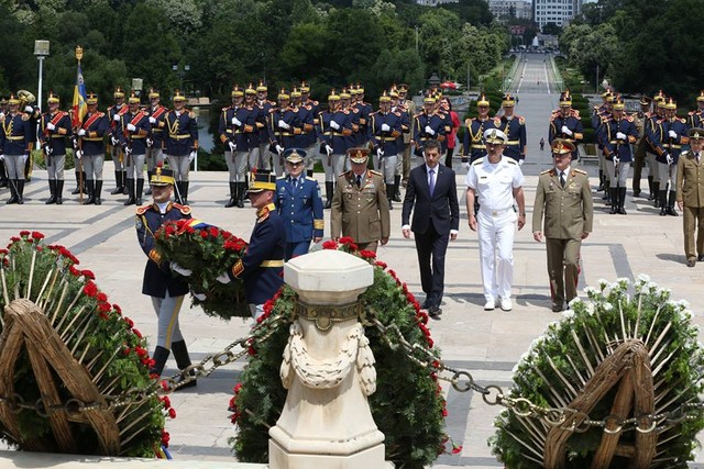 Ziua Eroilor - Mormantul Ostasului Necunoscut - Parcul Carol I

Foto: Valentin Ciobirca 
