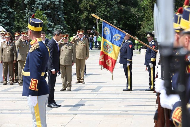 Ziua Eroilor - Mormantul Ostasului Necunoscut - Parcul Carol I

Foto: Valentin Ciobirca 
