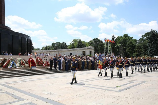Ziua Eroilor - Mormantul Ostasului Necunoscut - Parcul Carol I

Foto: Valentin Ciobirca 
