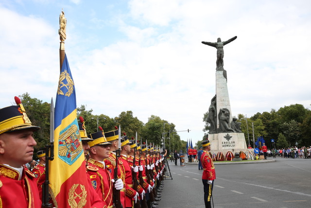 Ceremonia militara si religioasa cu depuneri de coroane de flori, in memoria eroilor aviatori - Monumentul Eroilor Aerului din Piata Aviatorilor
Foto: Vali Ciobirca
