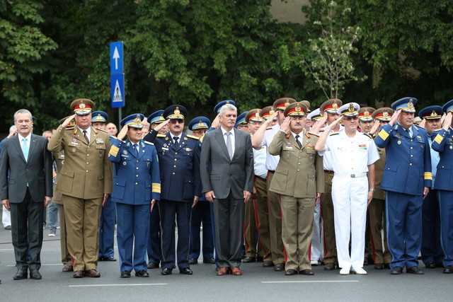 Ceremonia militara si religioasa cu depuneri de coroane de flori, in memoria eroilor aviatori - Monumentul Eroilor Aerului din Piata Aviatorilor
Foto: Vali Ciobirca
