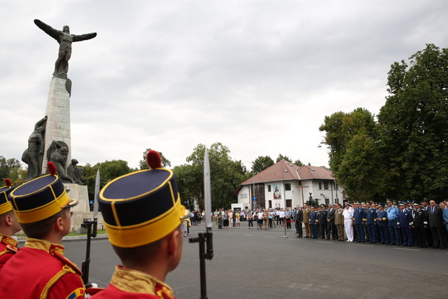 Ceremonia militara si religioasa cu depuneri de coroane de flori, in memoria eroilor aviatori - Monumentul Eroilor Aerului din Piata Aviatorilor
Foto: Vali Ciobirca
