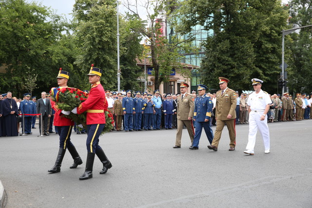 Ceremonia militara si religioasa cu depuneri de coroane de flori, in memoria eroilor aviatori - Monumentul Eroilor Aerului din Piata Aviatorilor
Foto: Vali Ciobirca

