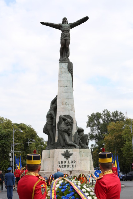 Ceremonia militara si religioasa cu depuneri de coroane de flori, in memoria eroilor aviatori - Monumentul Eroilor Aerului din Piata Aviatorilor
Foto: Vali Ciobirca
