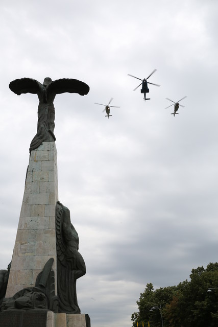 Ceremonia militara si religioasa cu depuneri de coroane de flori, in memoria eroilor aviatori - Monumentul Eroilor Aerului din Piata Aviatorilor
Foto: Vali Ciobirca
