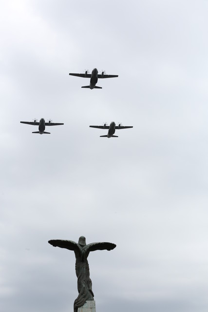 Ceremonia militara si religioasa cu depuneri de coroane de flori, in memoria eroilor aviatori - Monumentul Eroilor Aerului din Piata Aviatorilor
Foto: Vali Ciobirca
