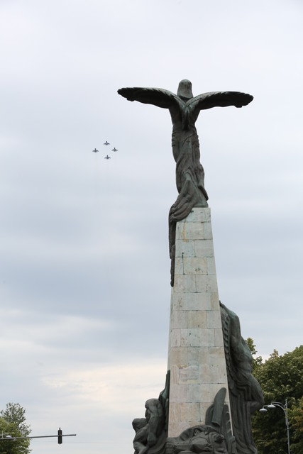 Ceremonia militara si religioasa cu depuneri de coroane de flori, in memoria eroilor aviatori - Monumentul Eroilor Aerului din Piata Aviatorilor
Foto: Vali Ciobirca
