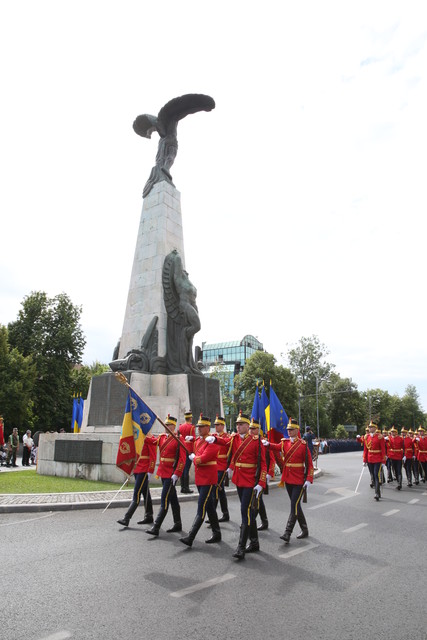 Ceremonia militara si religioasa cu depuneri de coroane de flori, in memoria eroilor aviatori - Monumentul Eroilor Aerului din Piata Aviatorilor
Foto: Vali Ciobirca
