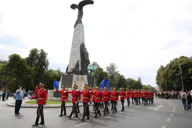 Ceremonia militara si religioasa cu depuneri de coroane de flori, in memoria eroilor aviatori - Monumentul Eroilor Aerului din Piata Aviatorilor
Foto: Vali Ciobirca
