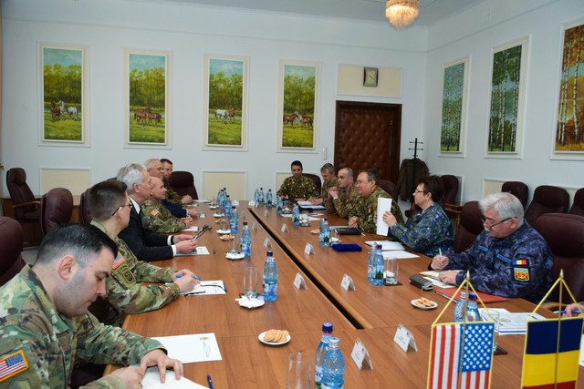 Comandantul Fortelor Terestre Americane in Europa (USAREUR), generalul-locotenent Christopher Cavoli in vizita la seful Statului Major al Apararii, general Nicolae Ciuca