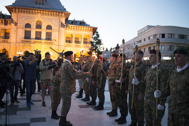 Ziua Eroilor, ceremonia de retragere cu torte, 16 mai 2018, Buzau 

Foto: MapN Laurențiu Turoi
