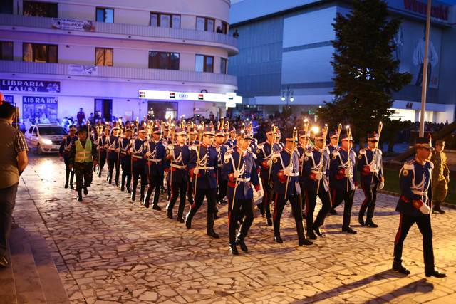 Ziua Eroilor, ceremonia de retragere cu torte, 16 mai 2018, Buzau 

Foto: MapN Laurențiu Turoi
