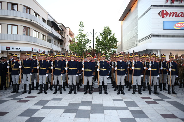 Ziua Eroilor, ceremonia de retragere cu torte, 16 mai 2018, Buzau 

Foto: MapN Laurențiu Turoi
