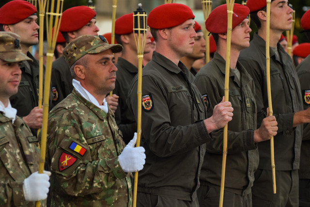 Ziua Eroilor, ceremonia de retragere cu torte, 16 mai 2018, Buzau 

Foto: MapN Laurențiu Turoi

