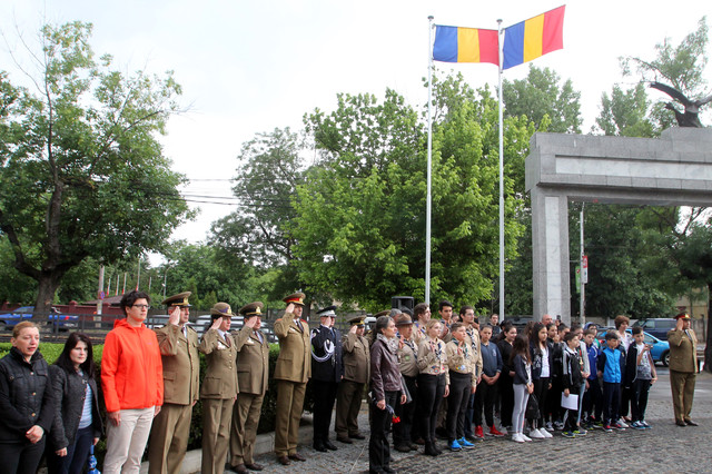 Ceremonia militara intitulata „Rostirea solemna a numelor eroilor romani cazuți in Primul Razboi Mondial”, Cimitirul de onoare romanesc Ghencea Militar, București

Foto: MApN Eugen Mihai
