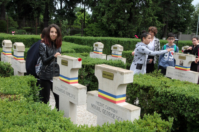 Ceremonia militara intitulata „Rostirea solemna a numelor eroilor romani cazuți in Primul Razboi Mondial”, Cimitirul de onoare romanesc Ghencea Militar, București

Foto: MApN Eugen Mihai
