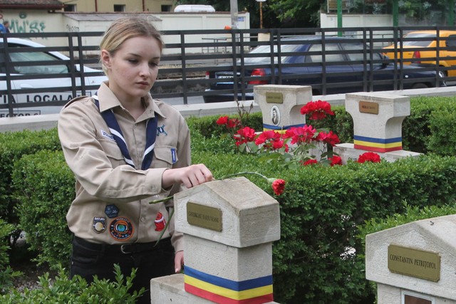 Ceremonia militara intitulata „Rostirea solemna a numelor eroilor romani cazuți in Primul Razboi Mondial”, Cimitirul de onoare romanesc Ghencea Militar, București

Foto: MApN Eugen Mihai
