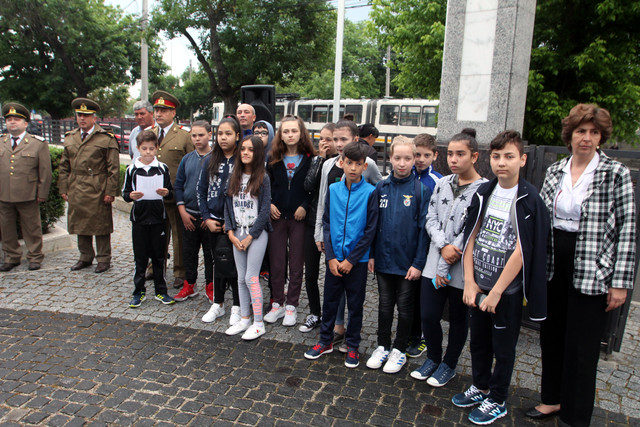 Ceremonia militara intitulata „Rostirea solemna a numelor eroilor romani cazuți in Primul Razboi Mondial”, Cimitirul de onoare romanesc Ghencea Militar, București

Foto: MApN Eugen Mihai
