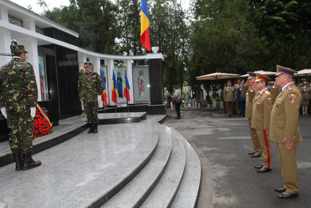 Ceremonia militara intitulata „Rostirea solemna a numelor eroilor romani cazuți in Primul Razboi Mondial”, Cimitirul de onoare romanesc Ghencea Militar, București

Foto: MApN Eugen Mihai
