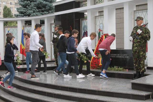Ceremonia militara intitulata „Rostirea solemna a numelor eroilor romani cazuți in Primul Razboi Mondial”, Cimitirul de onoare romanesc Ghencea Militar, București

Foto: MApN Eugen Mihai
