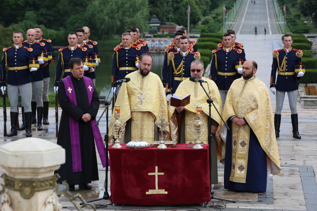 Ceremonie de depunere de coroane de flori la Mormantul Ostașului Necunoscut (din Parcul Carol I), București

Foto: MapN Valentin Ciobirca
