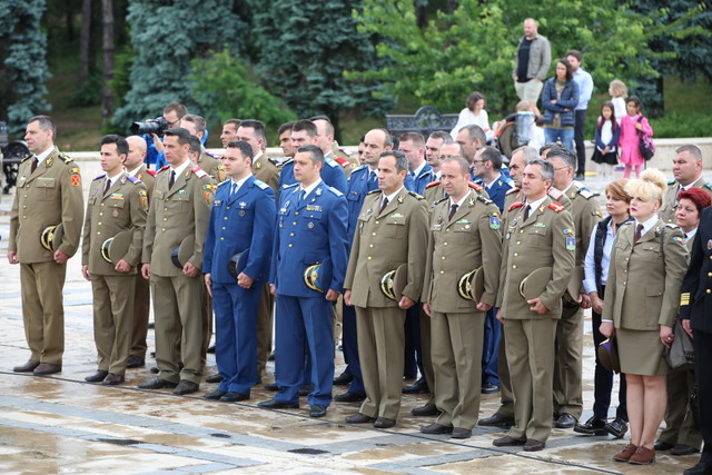 Ceremonie de depunere de coroane de flori la Mormantul Ostașului Necunoscut (din Parcul Carol I), București

Foto: MapN Valentin Ciobirca
