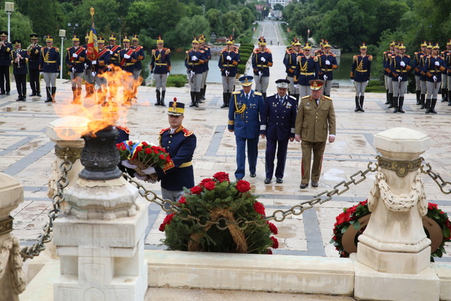 Ceremonie de depunere de coroane de flori la Mormantul Ostașului Necunoscut (din Parcul Carol I), București

Foto: MapN Valentin Ciobirca
