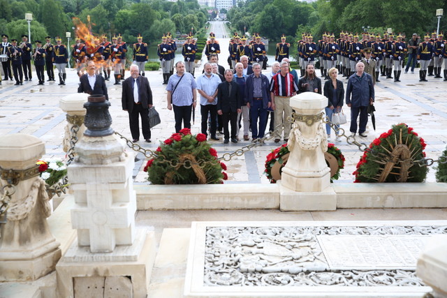 Ceremonie de depunere de coroane de flori la Mormantul Ostașului Necunoscut (din Parcul Carol I), București

Foto: MapN Valentin Ciobirca

